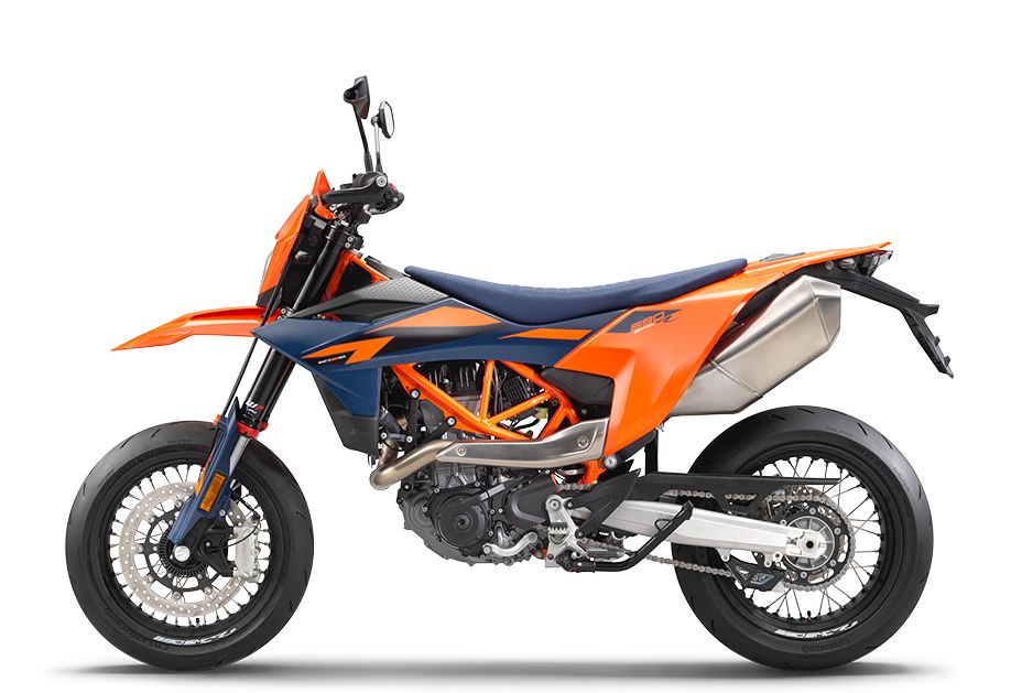 KTM 690 SMC R 2026 – pohled 3