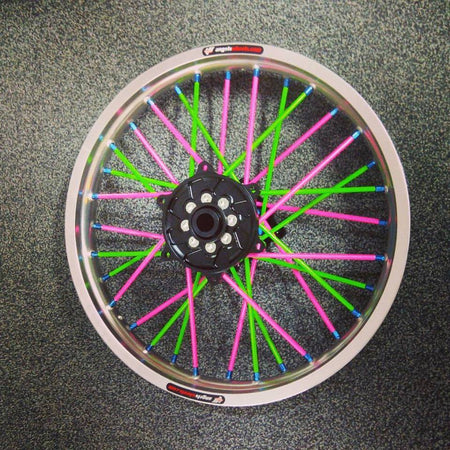 Neonově oranžové návleky na paprsky — Angel's Wheels