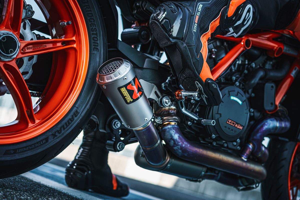 Sada Akrapovič Evolution Line