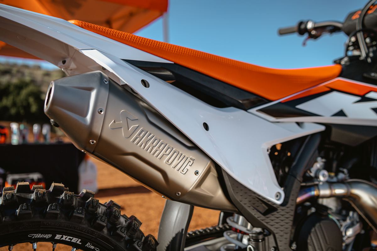 Akrapovic Slip on - line