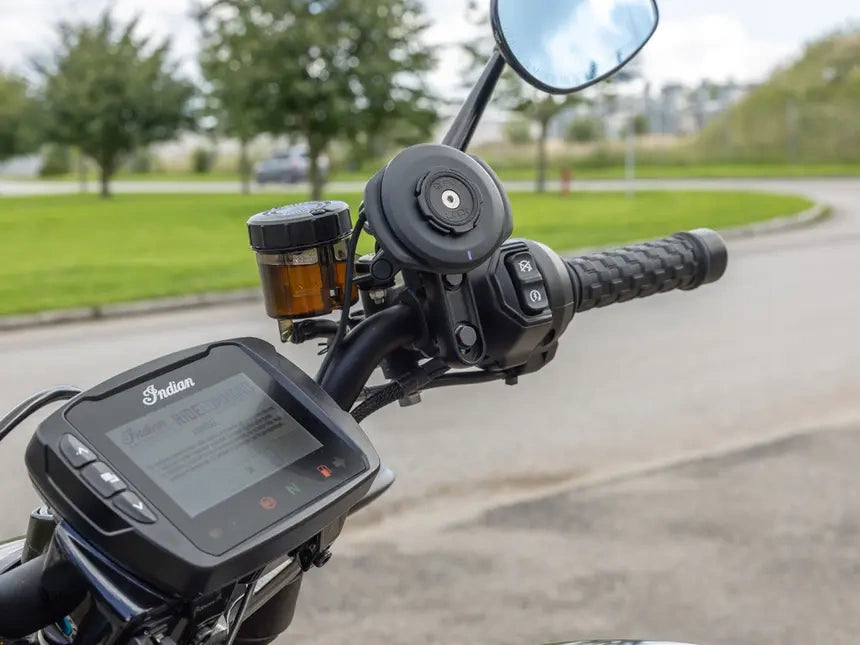 Základna namontovaná v držáku hlavního brzdového/spojkového válce Quad Lock®.