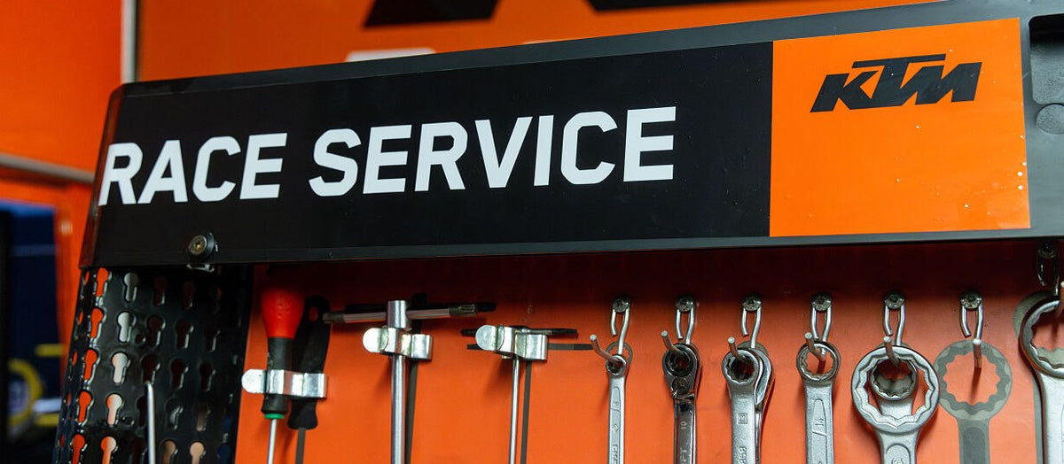 KTM Race Service — dílenská stěna s nářadím