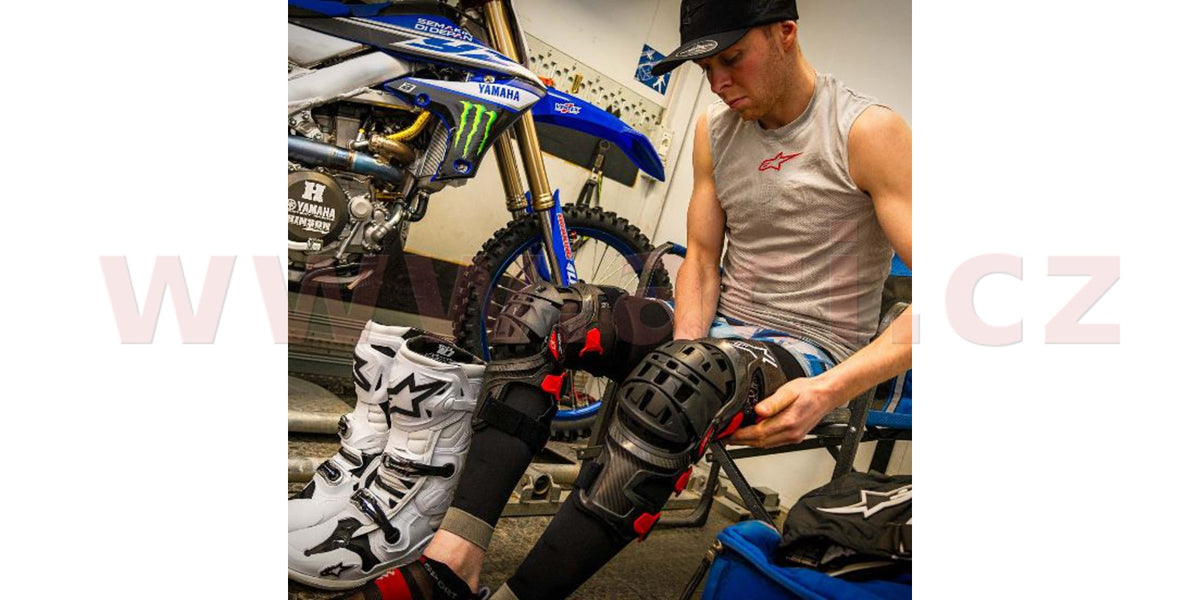 Kolenní ortézy Alpinestars BIONIC-10 Carbon černá/červená, levé koleno
