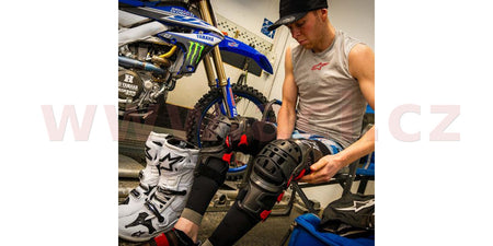 Kolenní ortézy Alpinestars BIONIC-10 Carbon černá/červená, levé koleno